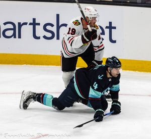 2023년 4월, 테이브스(왼쪽)와 저스틴 슐츠의 경합 장면