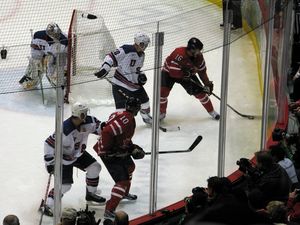 2010 동계 올림픽에서 라이언 수터로부터 퍽을 지키는 토위스.