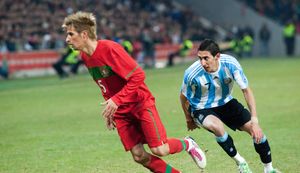 아르헨티나와의 친선 경기에서 앙헬 디 마리아(오른쪽)를 마크하는 코엔트랑(왼쪽) (2011년 2월 9일)