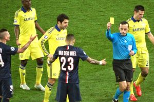 2014-15 UEFA 챔피언스리그 경기에서 첼시와의 1-1 무승부 경기 중 퇴장당한 판 더 빌