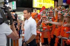 네덜란드 팬들과 함께 있는 판 데르빌