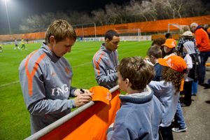 반 더 비엘이 루크 더 용과 함께 국가대표팀 소집 중에 팬들에게 사인을 해주고 있다