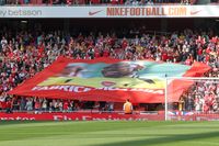 무암바의 선수 생활 시작이었던 아스널 서포터들로부터도 무암바에게 메시지가 전달되었다.