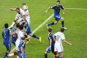 2014년 FIFA 월드컵 결승전에서 아르헨티나와의 경기 45분에 골대를 맞춘 헤딩 슛을 날리는 회베데스