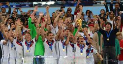 회베데스(앞줄, 왼쪽에서 세 번째)는 2014년 월드컵 우승을 독일 국가대표팀과 함께 기뻐하고 있다.