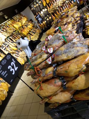 스페인에서 특가로 판매되는 하몽 더미