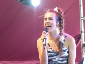 2015년 코첼라에서 공연하는 MØ