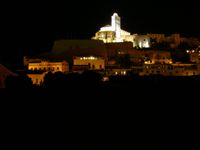 조명이 켜진 성당