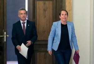 나바라 주의 바르코스 주석(오른쪽)과 바스크 주의 우르쿨루 주석(왼쪽). 두 주석 모두 바스크 민족주의를 지향한다.