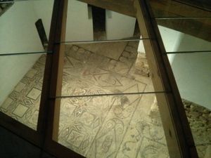 오늘날 모스크-대성당 바닥 아래에서 발굴된 후기 로마 시대 모자이크