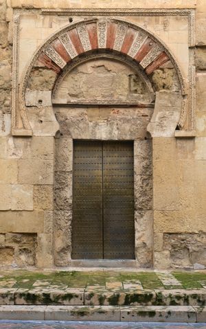 바브 알-우자라("총리의 문", 오늘날의 푸에르타 데 산 에스테반)는 모스크의 가장 오래된 문 중 하나이다. 그 장식은 855년에 만들어졌다.