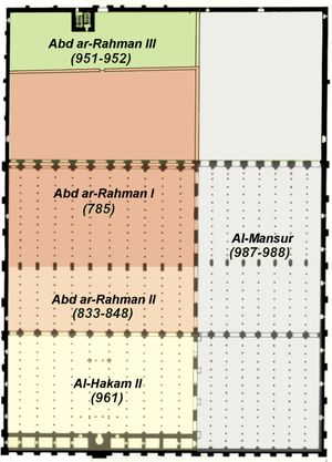 각 주요 확장 단계별로 건축을 의뢰한 통치자와 기록된 시작 연도(출처에 따라 다를 수 있음)가 표시된 메스키타 확장 계획도