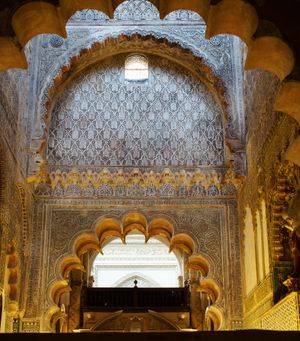 1371년에 완공되어 한때 페르난도 4세와 알폰소 11세의 묘를 보관했던 무데하르 양식의 왕실 예배당(Capilla Real)