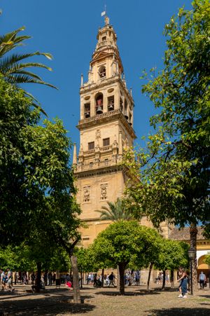 오렌지 정원에서 본 종탑; 종탑은 모스크의 이전 미나렛 유적을 덮고 있다