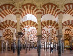 히포스타일 기도실의 2단 아치