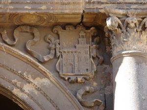 산타 카탈리나 문 문장. 1593년 재건축 전 미나렛 탑(종탑) 묘사