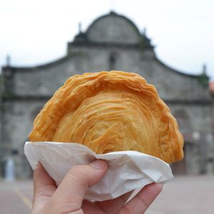 엠파나다 데 칼리스키스. 필리핀 불라칸의 전통적인 엠파나다로 크루아상과 같은 여러 겹의 바삭한 껍질을 가지고 있다