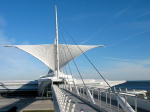 밀워키 미술관 (Milwaukee Art Museum), 밀워키, 위스콘신주, 미국 (2001). 움직이는 '브리즈 솔레이(Brise Soleil)' 날개가 특징이다.
