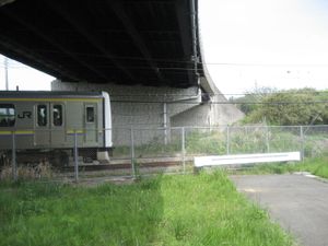 입체 교차화된 오스게 횡단교와 나리타선의 교차 부분 (209계 전동차 차량 선단 부근에 건널목 흔적 일부가 보임)