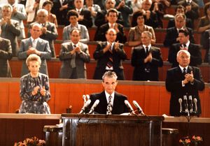 1986년, 남편의 연설 뒤에 서 있는 엘레나