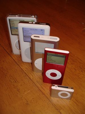 다양한 iPod 모델. 왼쪽부터 오른쪽으로: 케이스에 담긴 5세대 iPod, 4세대 iPod, iPod Mini, iPod Nano, iPod Shuffle