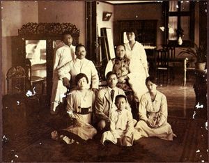 쑹자수를 비롯한 송씨 일가와 함께(1917년)