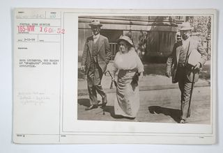 « 적대 행위 - 독일 혁명 계속 - 혁명 당시 "스파르타쿠스"의 두뇌였던 로자 룩셈부르크 », 미국 전쟁부, 1917-1918.