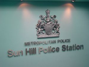 선힐 세트장의 경찰청과 역장 휘장