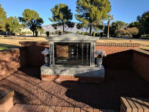 2017년 1월 촬영. 애리조나주 투손에 있는 이스트 로운 팜스 장례식장 및 묘지에 있는 팡리즈(Fang Lizhi)의 묘비