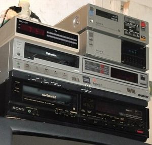 미국 시장용 소니 베타맥스 VCR 3대 (위에서 아래로): TT-2000 튜너/타이머 "베이스 스테이션"(1982) 포함 SL-2000 휴대용, SL-HF 300 베타맥스 하이파이 장치(1984), SL-HF 360 슈퍼베타 하이파이 장치(1988)