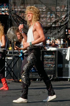 1987년 투어에서 화이트스네이크와 함께 공연하는 커버데일