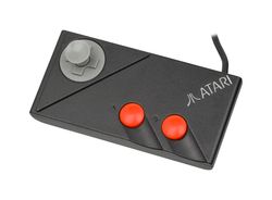 후기 유럽형 Atari 7800의 썸스틱이 장착된 게임패드