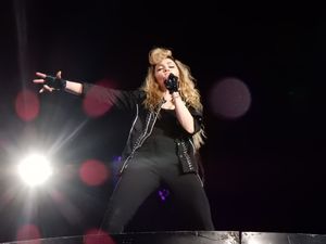 마돈나가 리벨 하트 투어(2015-2016)에서 타이틀곡 "라이크 어 처녀"를 부르고 있다. 이 노래는 그녀의 첫 번째 빌보드 핫 100 1위곡이 되었다.