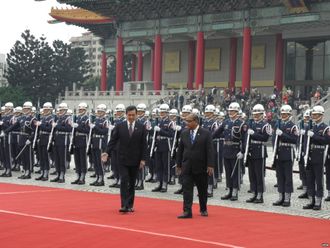 중화민국 순방 중 중정기념관에서 마잉주 총통과 함께 사열을 받는 로에악 대통령