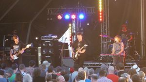 2014년 더비셔주 시골 지역 인디트랙스에서 공연하는 더 칠스(The Chills)