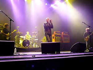 2007년 캘리포니아에서 공연하는 영국 밴드 더 지저스 앤 메리 체인(The Jesus and Mary Chain)