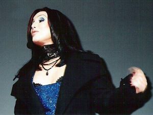 1998년 12월 11일, 뉴욕에서 열린 WKTU의 "Miracle on 34th Street" 쇼에서 "Believe"를 공연하는 셰어