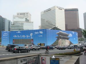 가림막으로 둘러싸인 숭례문 복원 현장.