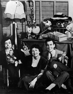 조지 케어리와 로저스가 어린이 코너의 다락방 장면을 촬영하는 모습.