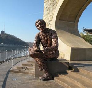 펜실베이니아주 피츠버그에 있는 프레드 로저스 기념 동상 (로버트 버크스 제작, 2009년 공개)