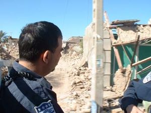 버지니아주 페어팩스 카운티 도시 탐색 및 구조대가 밤에서 지진 피해를 조사하고 있다