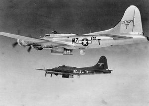 드레스덴 폭격에 참가했던 B-17과 유사한 B-17들. 보통 포탑이 있는 자리에 H2X 레이더가 장착되어 있다. 다른 B-17들은 레이더 장착 B-17의 신호에 의존했다.