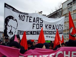 독일 도시들에 대한 폭격을 지휘한 아서 해리스를 지지하는 반독일 배너