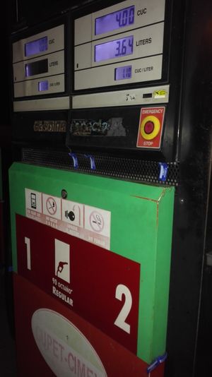 2015년 가솔린 가격이 CUC(1.10 CUC/리터)로 표시된 주유소.