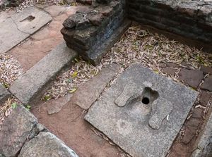 스리랑카 칼루디야 포쿠나 고고학 유적지의 쪼그리고 앉는 변기