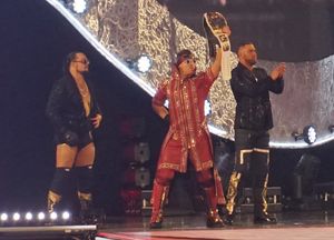 댈러스(왼쪽)가 더 미즈와 커티스 액슬과 함께 레슬매니아 34에서