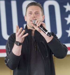 2017년 미즈가 미합중국 군사 지원 기구 행사에서 연설하는 모습