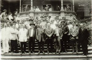 조지아의 독립을 선포한 후, 조지아 국민의회 의원들, 트빌리시 1918년 5월 26일