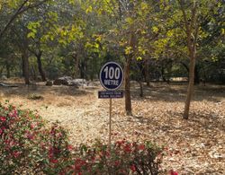 델리 고등법원이 학생들이 대학교 행정동 100미터 이내에서 시위를 할 수 없다고 판결한 후 JNU 행정 건물 근처의 표지판.