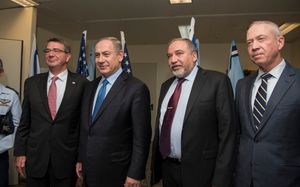 갈란트와 네타냐후 총리, 리베르만 국방장관 및 애쉬 카터 미국 국방장관 (2016년 12월 12일, 이스라엘 네바팀 공군기지)